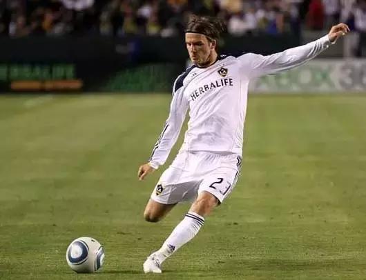 怎么踢才能踢出香蕉球,足球香蕉球怎么踢视频教程