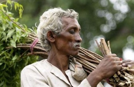 地主少爷去收租子,老人交不上,被逼卖儿卖女。