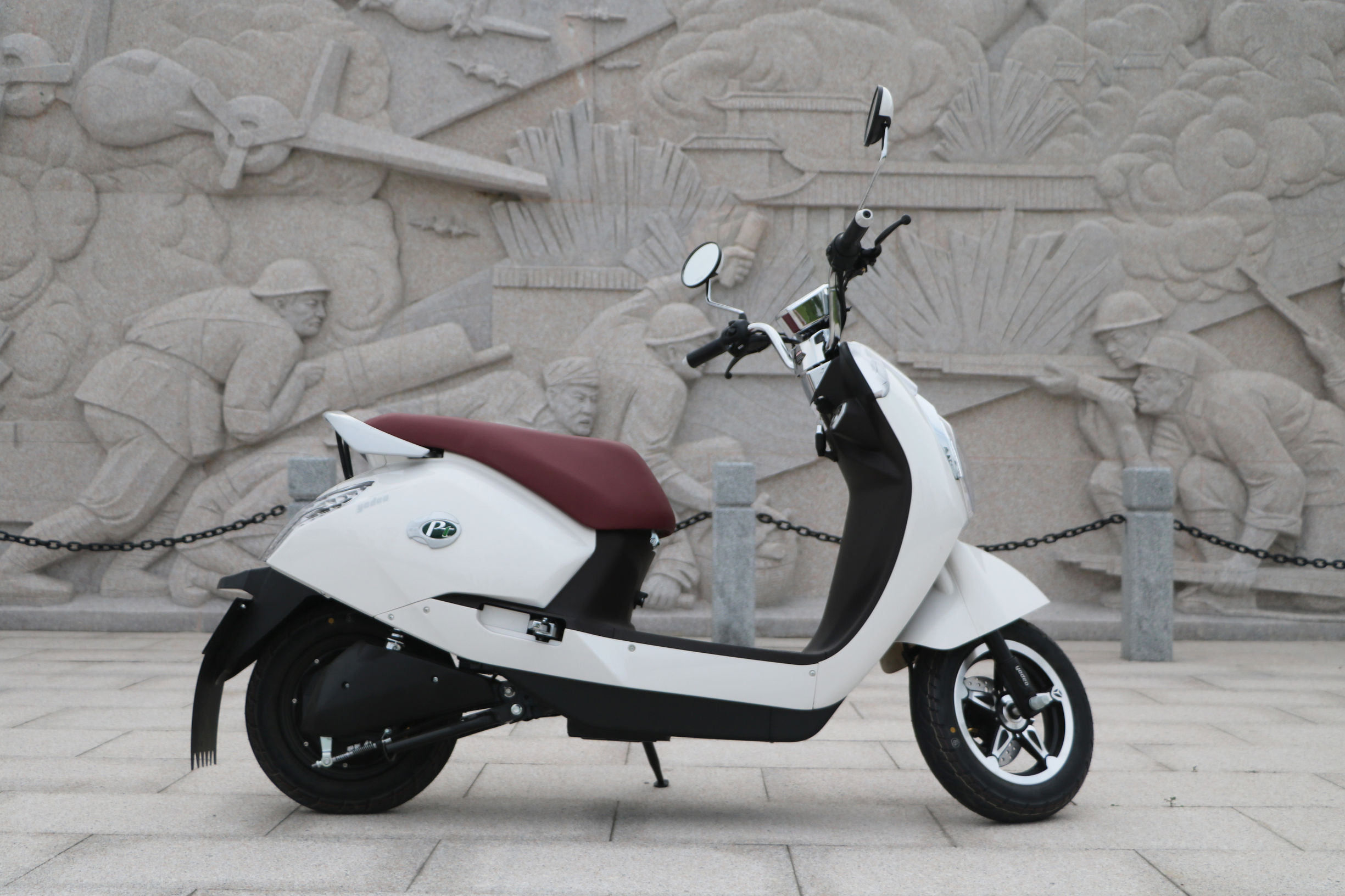 雅迪和小牛哪个更智能,雅迪比小牛更稳定