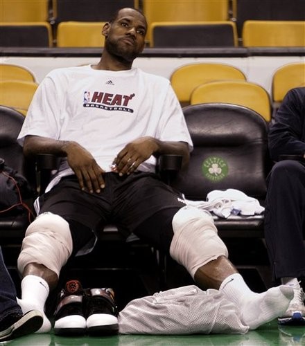 踢完球膝盖痛,踢完球髂骨疼痛的原因及解决方法