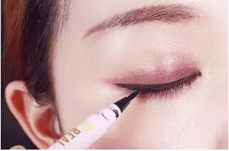 很适合复古风格的妆容,复古简单妆容化妆教程