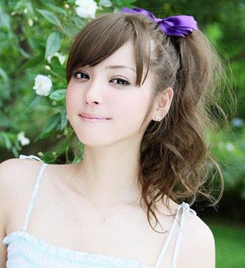 卷发低马尾辫怎么扎蓬松而好看,心机马尾辫怎么扎显头发蓬松