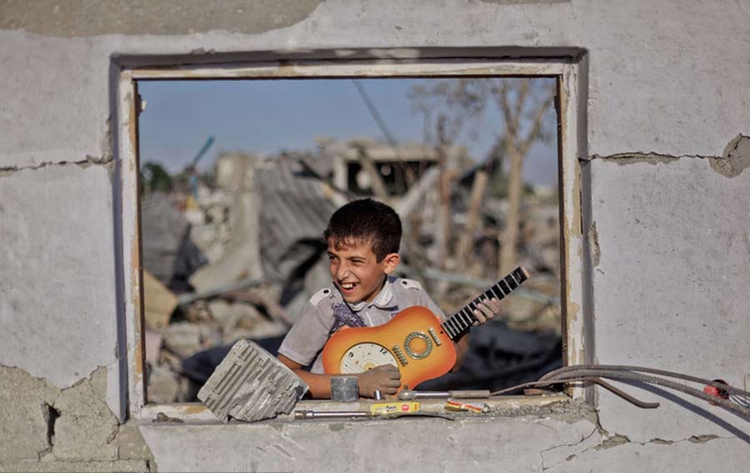 这个利比亚盲人用一把油漆桶和钢丝线做成的破吉他,让世界汗颜