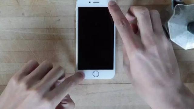 iphone摄像头外圈磕碰,iphone6摄像头旁边小孔