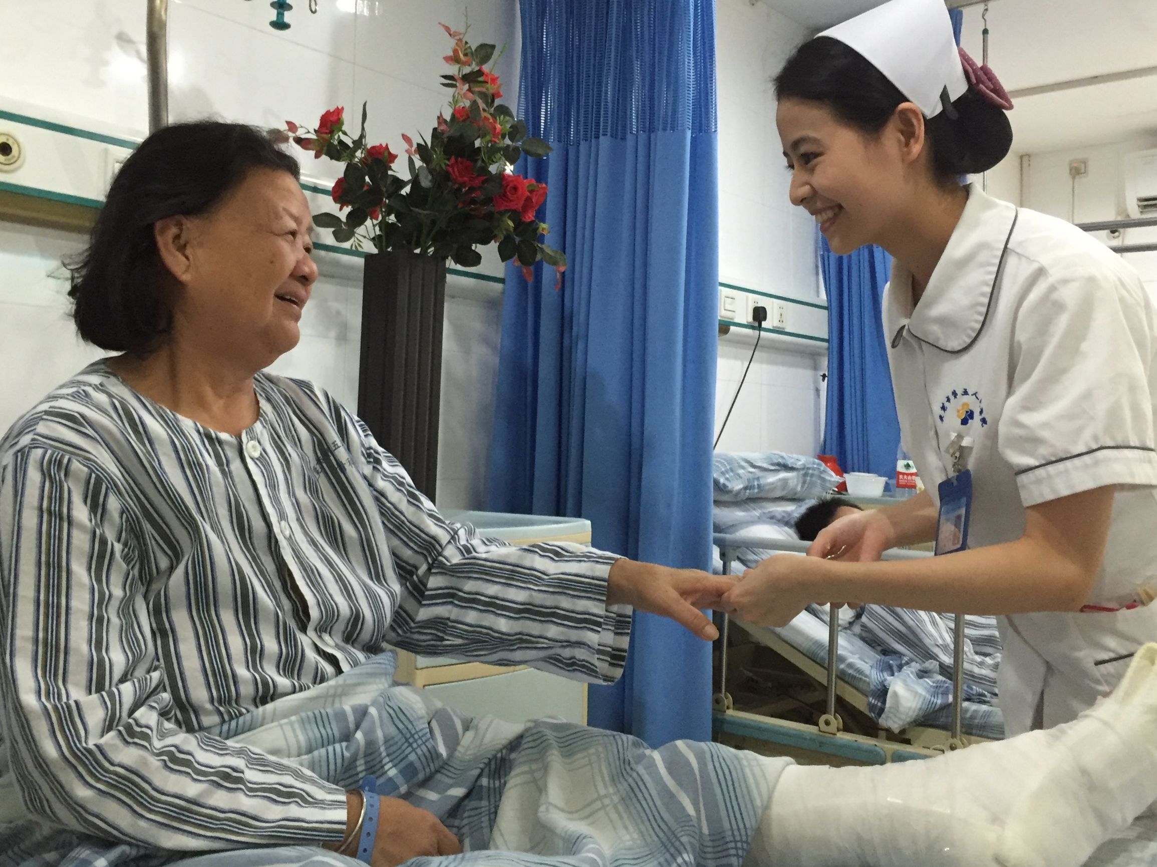 摄影大赛无影灯下的娘子军，无论白天、黑夜，她们与这里结下不解之缘！（作品展示102期）