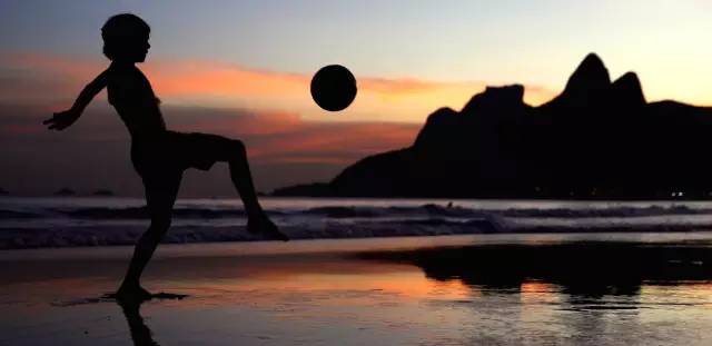 巴西人都在沙滩打排球？去海滩只是他们的生活方式而已