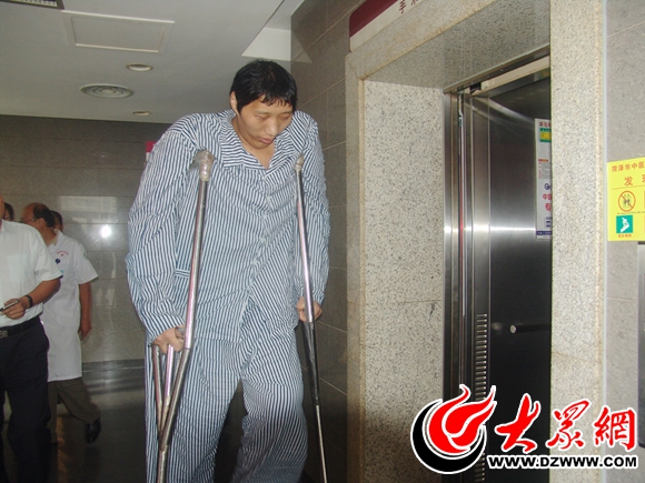 免费治疗四个月菏泽2.42米“大个”出院了