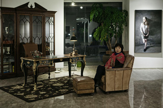 在同一栋建筑的地上和地下，我们拍摄了两个不同的世界