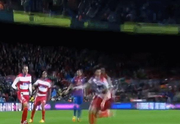 高空球拿球摆脱技巧,背身停高空球的技巧