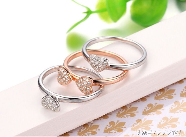 戒指戴中指对于女生什么意思,男人的戒指戴中指是什么意思呢