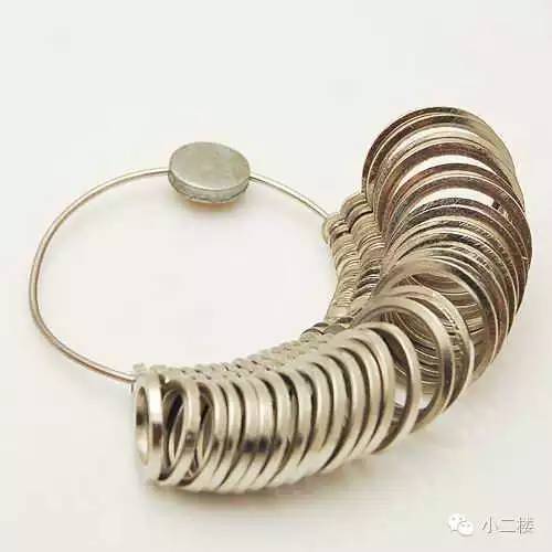 怎样测量手指戴多大戒指,怎样知道自己戴多大圈的戒指