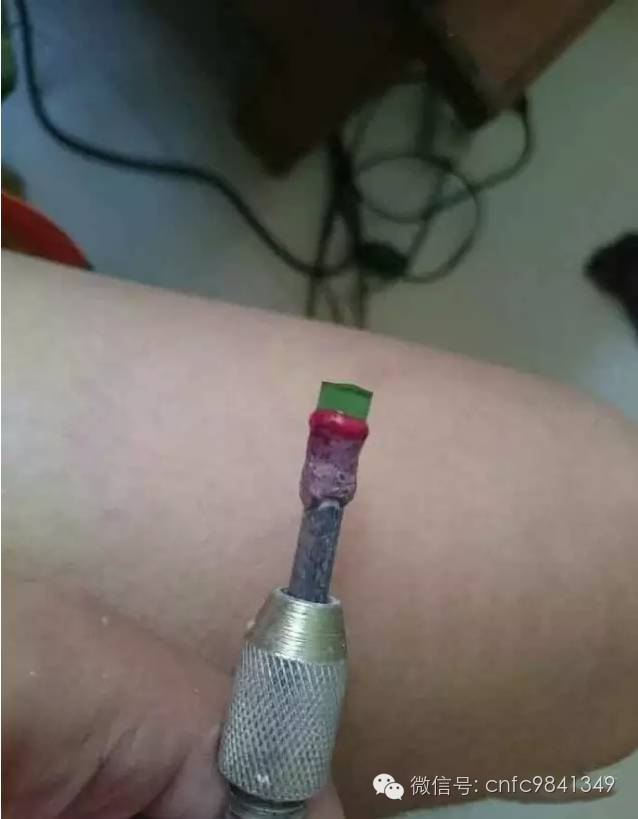 女友要颗玻璃种帝王绿戒指,穷小子竟然用啤酒瓶底做出来了。