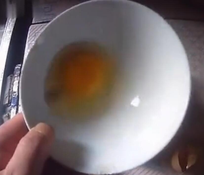 煮熟人造鸡蛋辨别方法,人造鸡蛋如何辨别真假