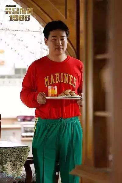 秋天卫衣穿连帽还是不连帽,秋天卫衣不褪色