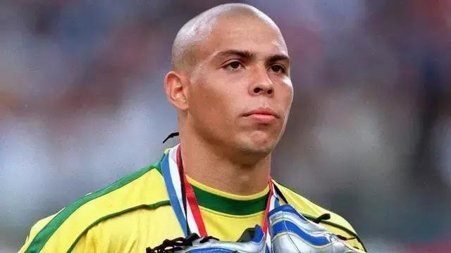 白驹过隙，你还记得那个让自己爱上足球的外星人吗？