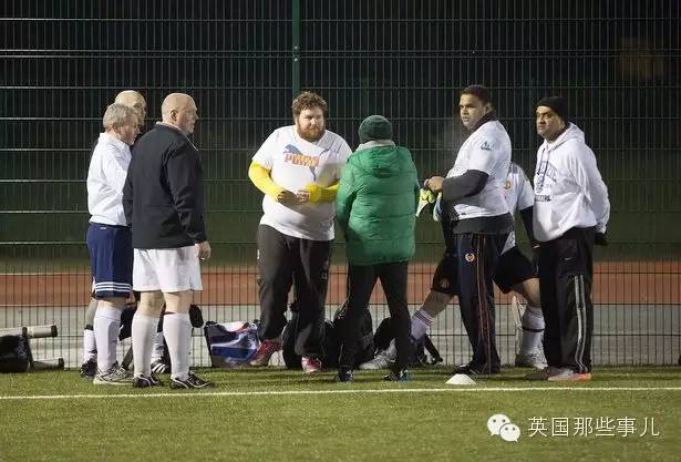 只有胖子才能踢的英国胖超足球联赛....这画风有点甜....