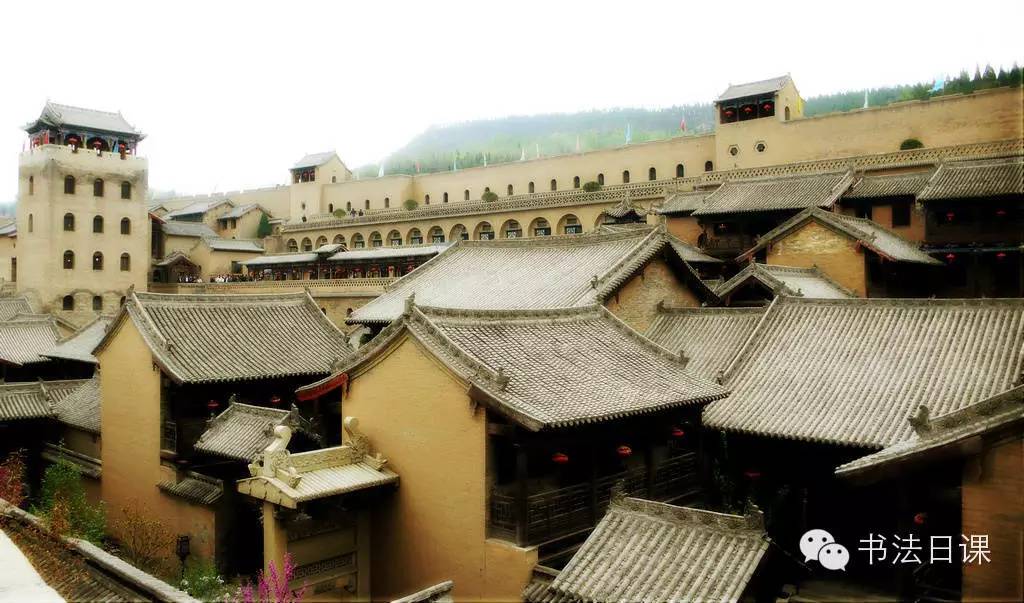 门口挂着几十副皇帝大臣写的对联，山西这座大院咋这么牛？