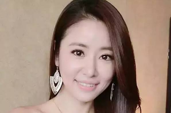 圆脸显瘦扎发发型,圆脸适合怎样的短发型减龄