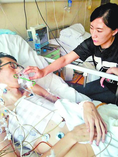 手长脚长似“蜘蛛人”，肇东一姐弟26岁“准时”发病，基因来自35岁去世的妈妈