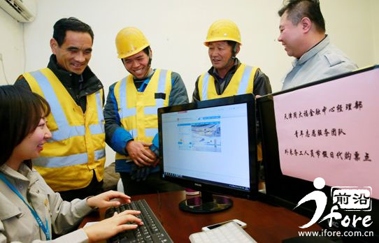 中建八局天津公司表彰优秀农民工 国庆前夕带农民工游航母