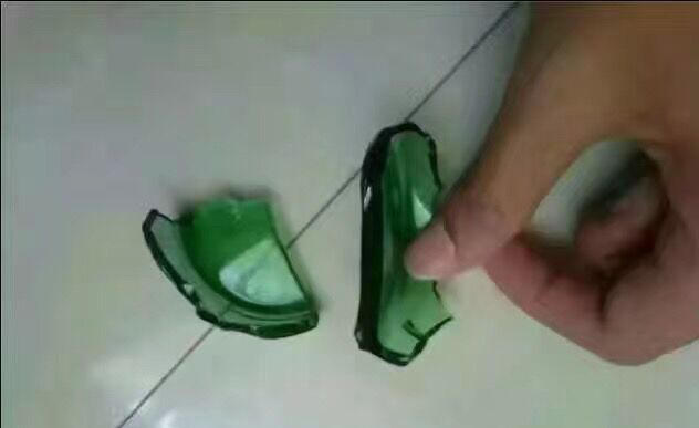 用啤酒瓶打造一个钻戒,小伙用石头给女朋友做钻戒