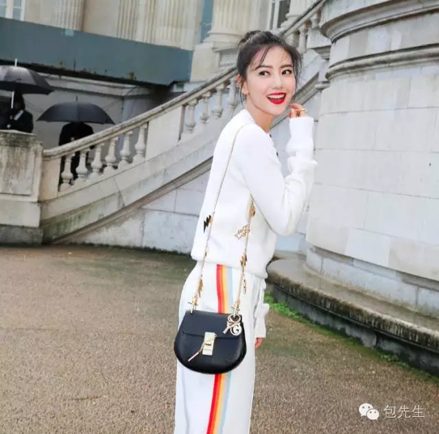 为什么同款包国内没有颜色,为什么官网上有颜色的包专柜没有