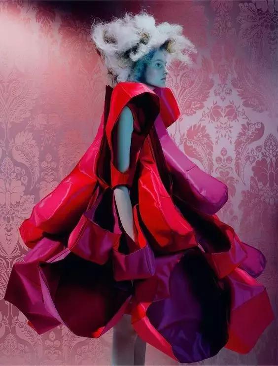 时日谈丨不仅仅是小红心川久保玲的解构主义风格探析