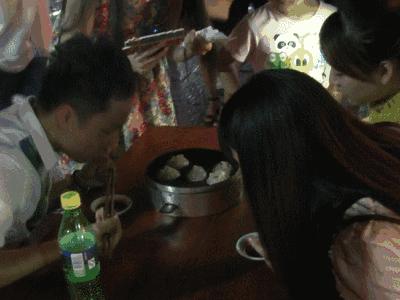 不忍直视！这群人又开始在汴河街蹭吃蹭喝了！