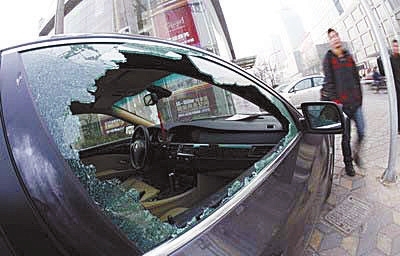 钥匙锁车内了怎么办,钥匙锁在车里怎么办视频