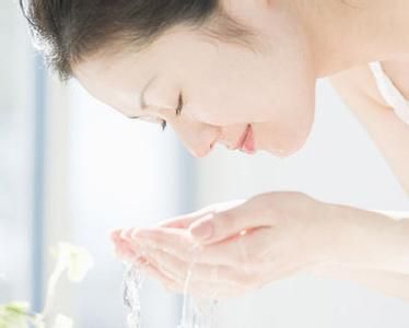 脸上粉刺黑头痘痘毛孔粗大怎么办,黑头闭口毛孔粗大一次性解决