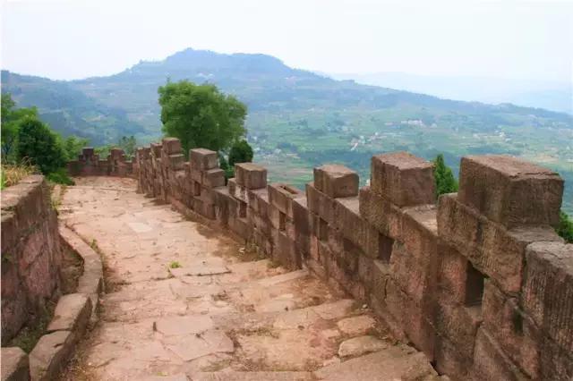 成都附近的旅游景点推荐四姑娘山,距成都五个多小时的地方