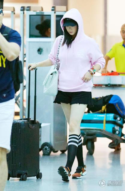 娄艺潇百变大咖秀变装,娄艺潇一身减龄搭配现身