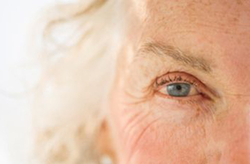 白眼球突然红了一大块怎么办,白眼球突然更白了是咋回事