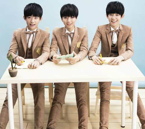 易烊千玺拍戏犯腰伤视频,易烊千玺腰伤心疼混剪