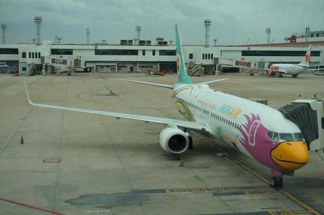 泰国摩托车都能载客！还能放个行李箱，就是价格不公道