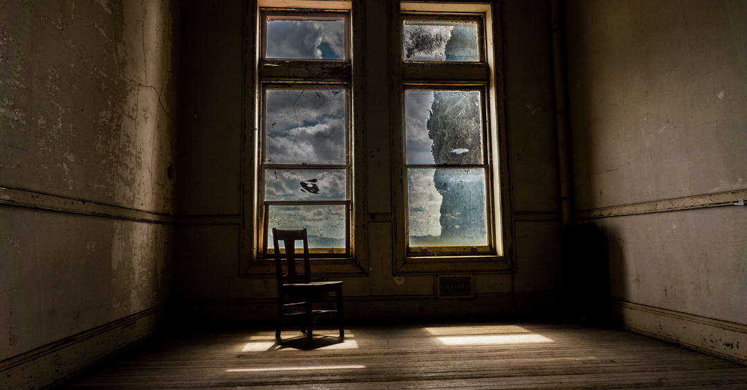 室友总昼伏夜出房里透出红光，她掉在厕所一把血红色梳子暴露实情