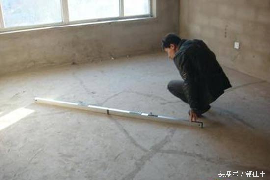 铺地板时墙边不平怎么办,地面不平怎么铺地板砖