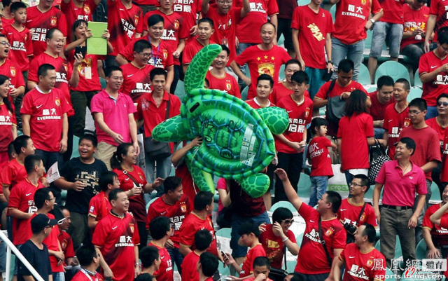 上海申花球迷对战苏宁,申花球迷被打申花怎么看