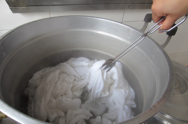 眼睛上有个小颗粒是什么,眼睛上的脂肪粒叫什么