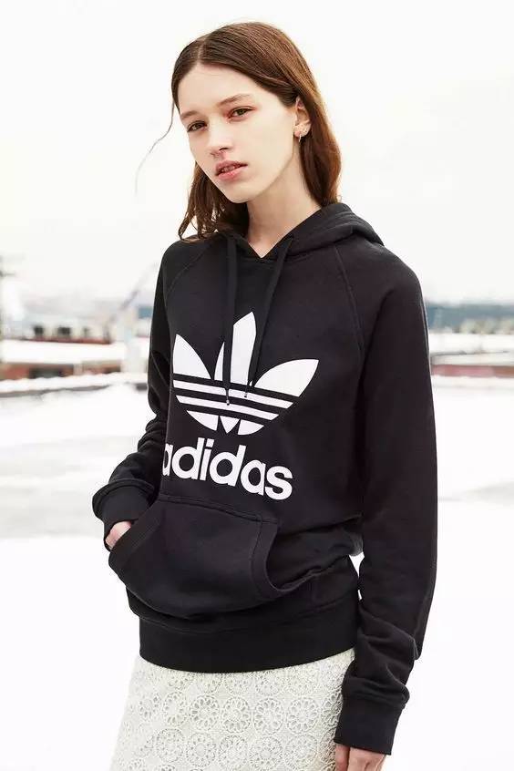 卫衣穿搭扎眼,卫衣穿在里面怎么搭配