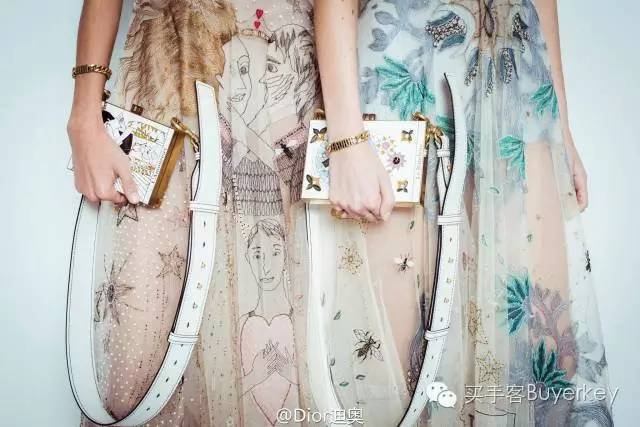 手拿包女推荐真皮徽章款,新款女士手拿包百搭大容量