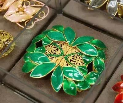 老房子里收藏有100万颗纽及巧手妈妈家族三代人缝缝补补的故事