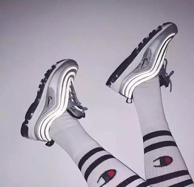 穿了一件特别新的卫衣,穿了一件很喜欢的卫衣