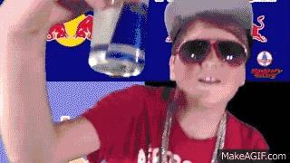 外国男子连喝25罐红牛,一位男子喝25罐红牛现在怎么样了