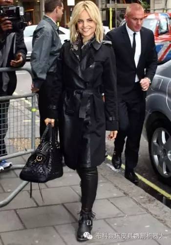 橙色风衣外套女中长款如何搭配,橄榄绿风衣搭配什么颜色的风衣