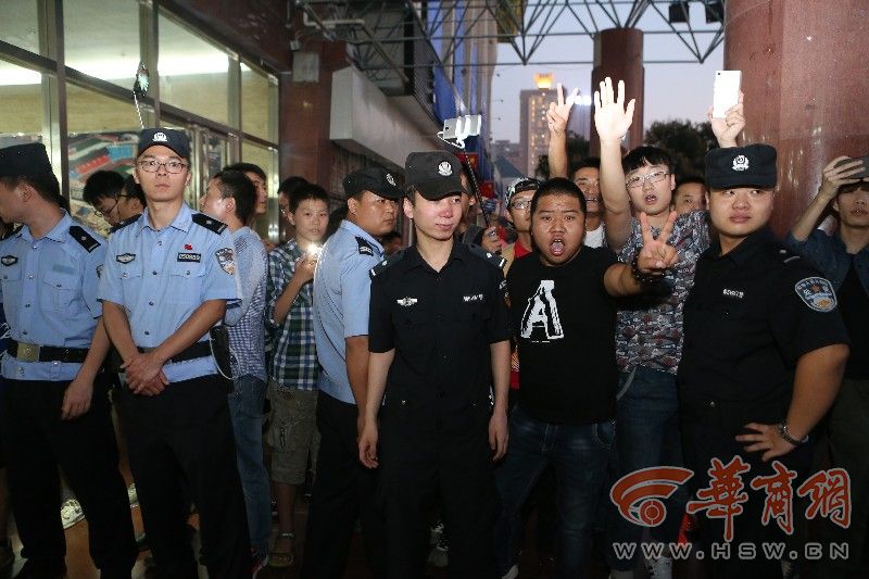 国足西安比赛,国足西安主场球迷呐喊