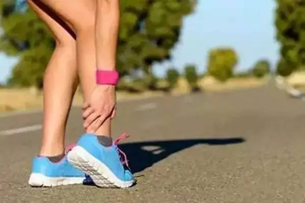 跑步脚踝扭伤怎么消肿化瘀,脚踝扭伤跑步技巧