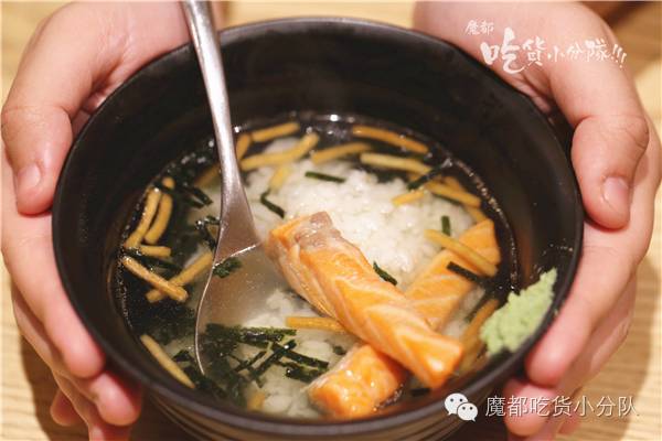 这家店进门要先鞠躬，招牌只在晚上有！