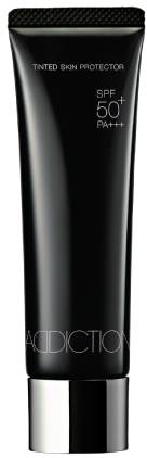 底妆要选择一款滋润度高的粉底液,遮瑕提亮肤色推荐一款好用的粉底