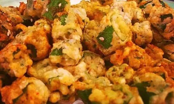 西安城墙从哪道门出去有美食街,西安城墙有个当地美食像肥肠一样